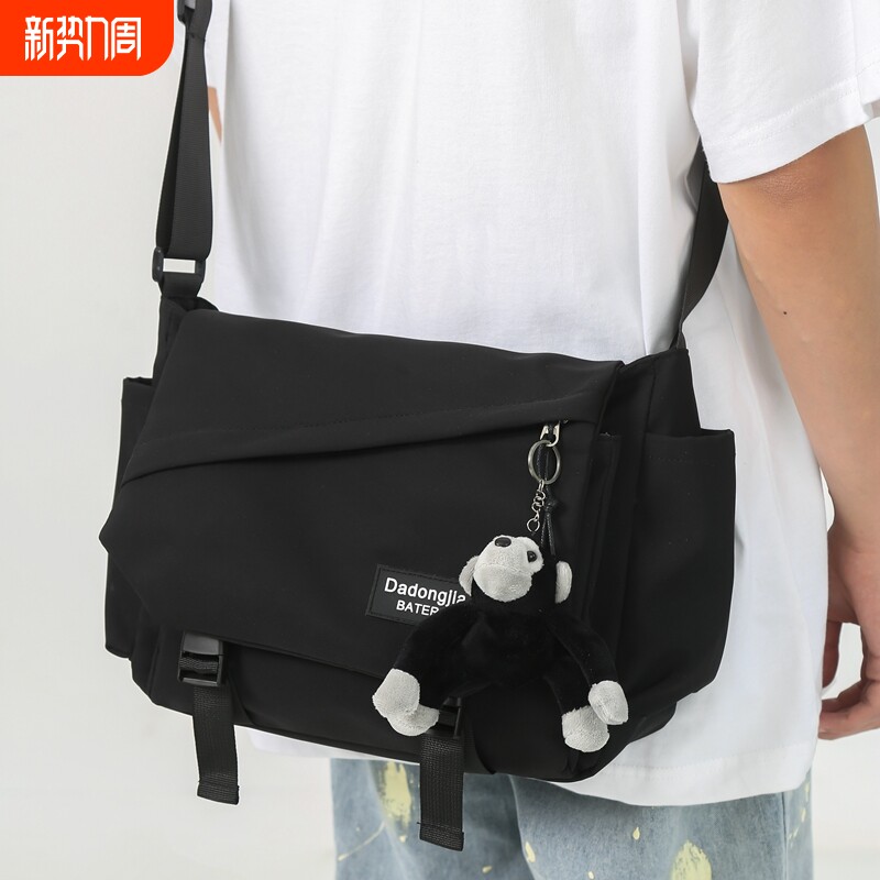 男士斜挎包机能日系风工装邮差包休闲ins大容量男包潮牌单肩包女