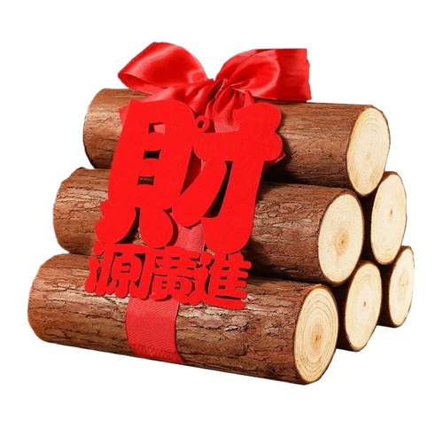 Дом перемещает и украшает дрова в дом, и дерево очень рада переехать в дом.