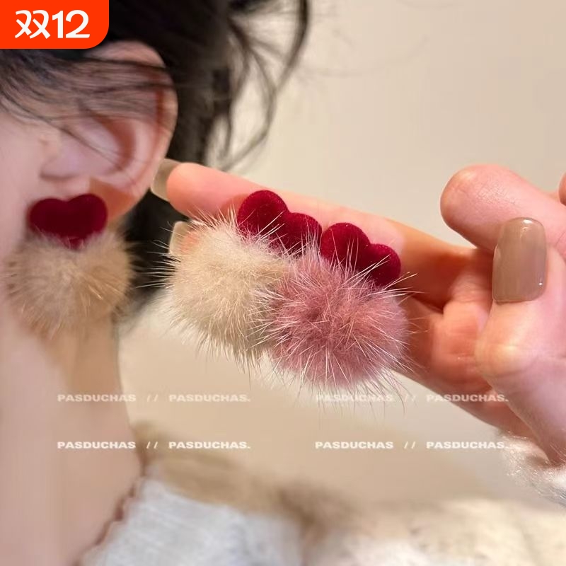 甜美气质新年红丝绒爱心毛绒球耳钉女适合冬天氛围感耳夹小众耳环