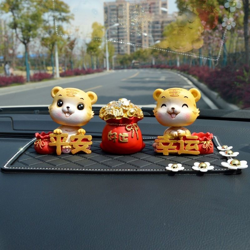 网红摇头小老虎车内摆件2022款小车高级感车饰汽车中控台装饰用品