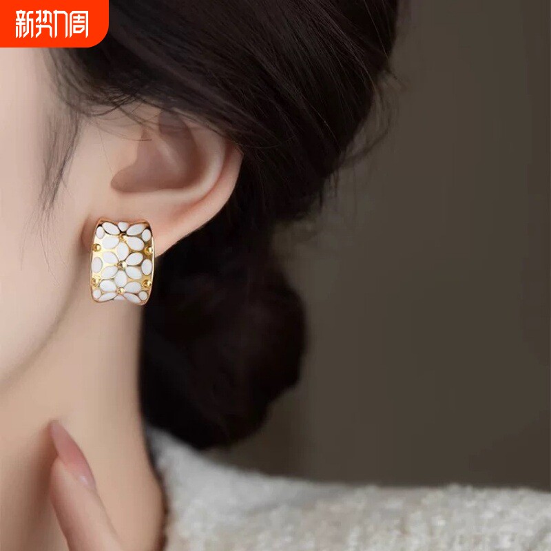 奶白温柔雏菊小花朵耳环高级感滴釉雕花耳钉女法式复古耳扣耳饰品