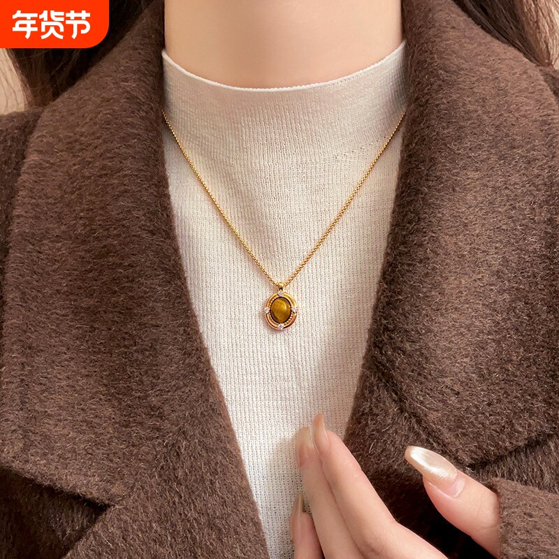 2026年新款虎眼石吊坠美拉德项链配饰女复古毛衣链轻奢高级感颈链
