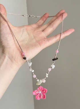 夏日多巴胺彩色串珠花朵项链女2026新款可爱粉色度假风锁骨链配饰