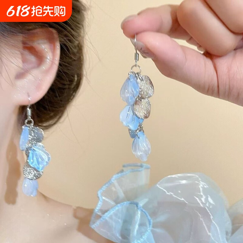 蓝色贝壳花瓣耳钩女2026绝美耳环海边度假风气质耳夹饰品淡水亮片