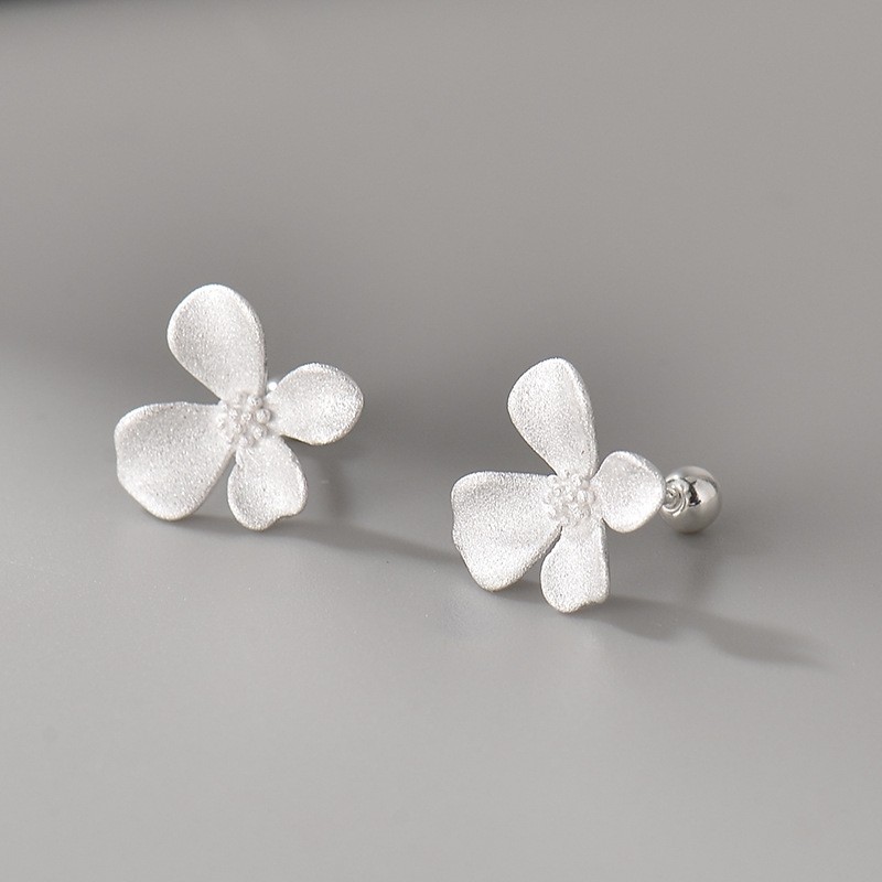 S999清新简约耳骨钉不规则小花朵耳钉女磨砂甜美百搭风拧螺丝耳饰
