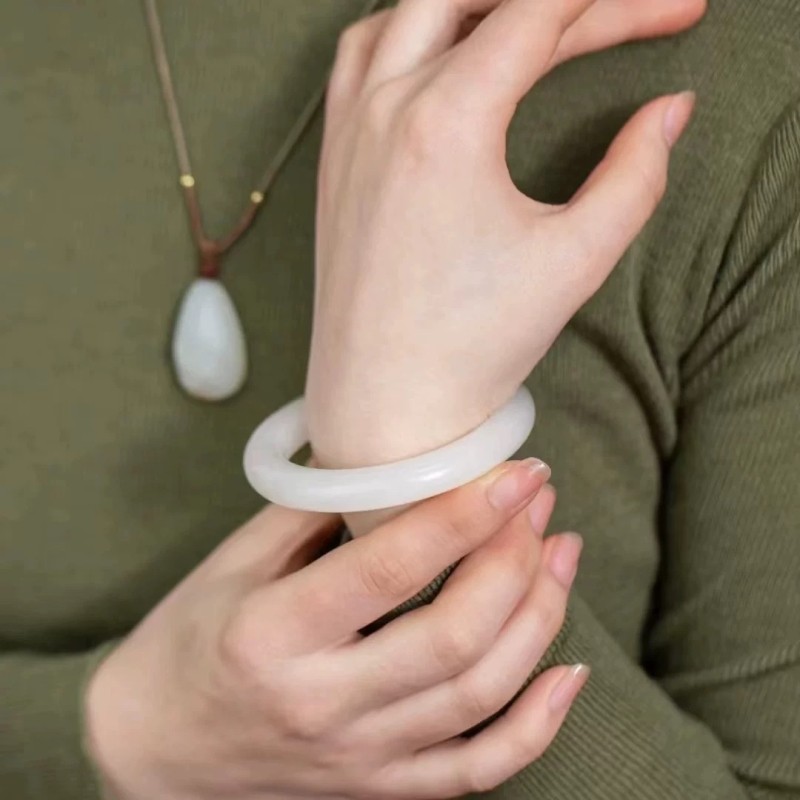 爆款新疆仿羊脂白玉镯和田玉少女镯子白玉手镯仿女款精品