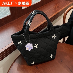 休闲菱格绣线小包包女2024新款秋冬季棉服包超火手提小拎包水桶包