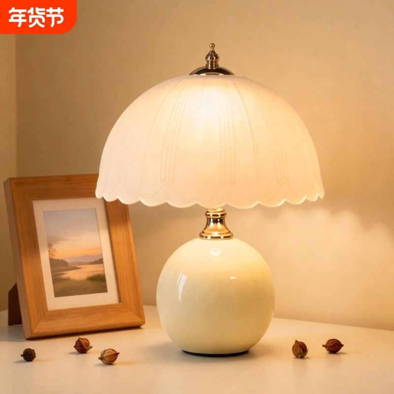 奶油风台灯创意高级感轻奢装饰卧室床头柜主卧结婚氛围灯客厅充电