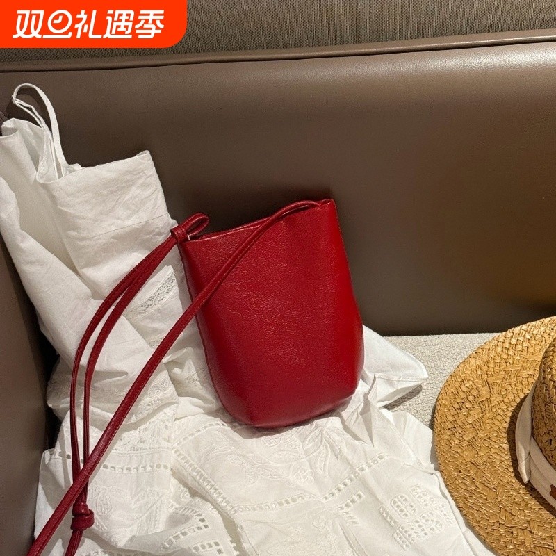 2025新款复古红色斜跨单肩包牛皮简约时尚水桶包通勤墩墩包轻奢女