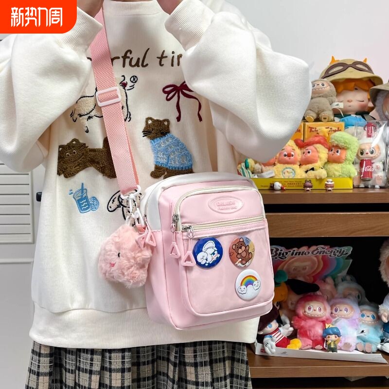 百搭日系斜挎包女2026潮小学生单肩包中大童轻便出游包儿童小背包