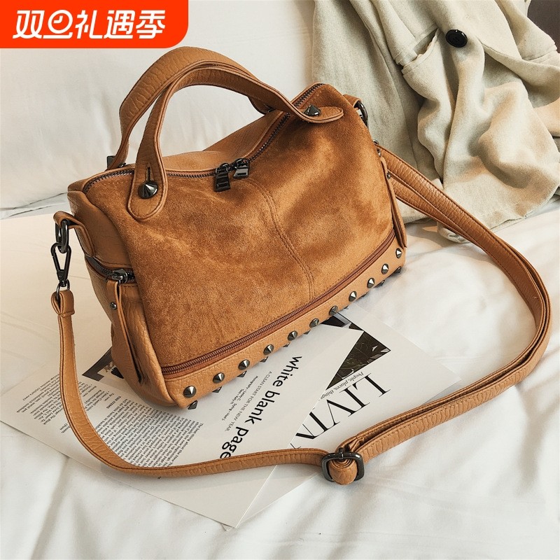 港风小包包女新款磨砂手提单肩包个性铆钉斜挎包水桶波士顿包