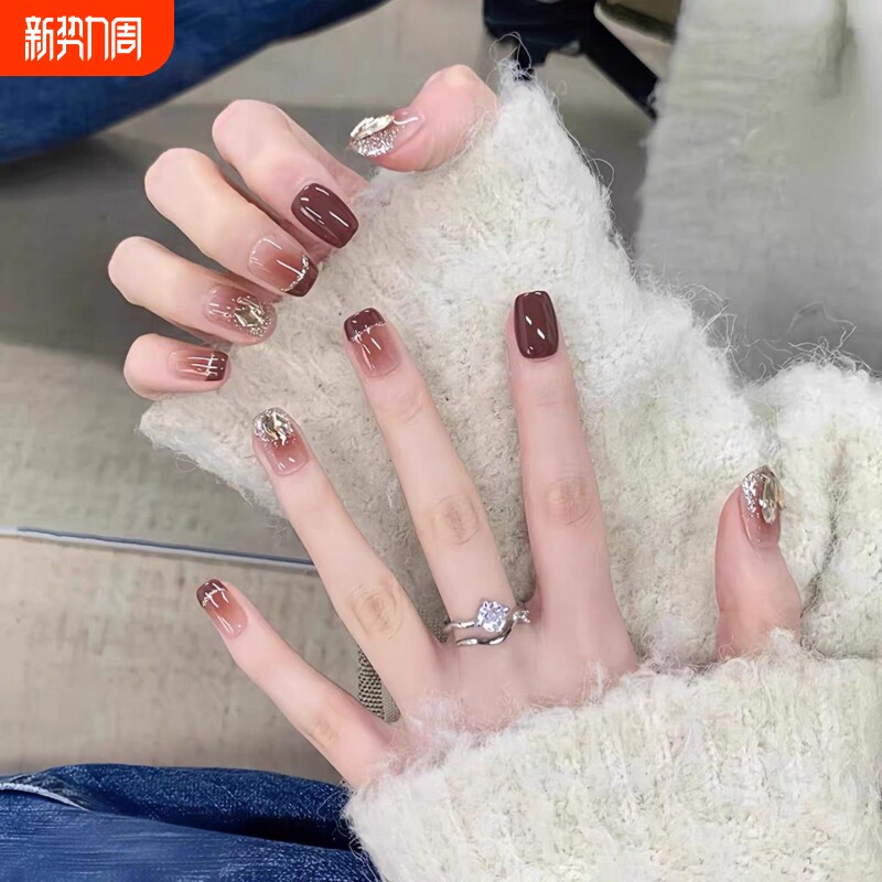 2026年秋冬新款酒红法式腮红穿戴甲ins短款显白高级带钻美甲甲