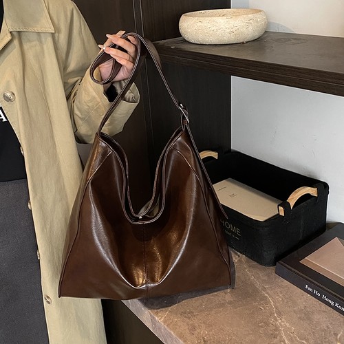 金玉鸟大容量复古包包女秋冬百搭单肩斜挎包休闲通勤水桶包腋下