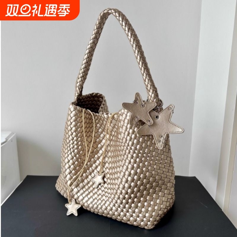 枪枪同款编织包包女2025新款大容量托特包高级感小众水桶包单肩