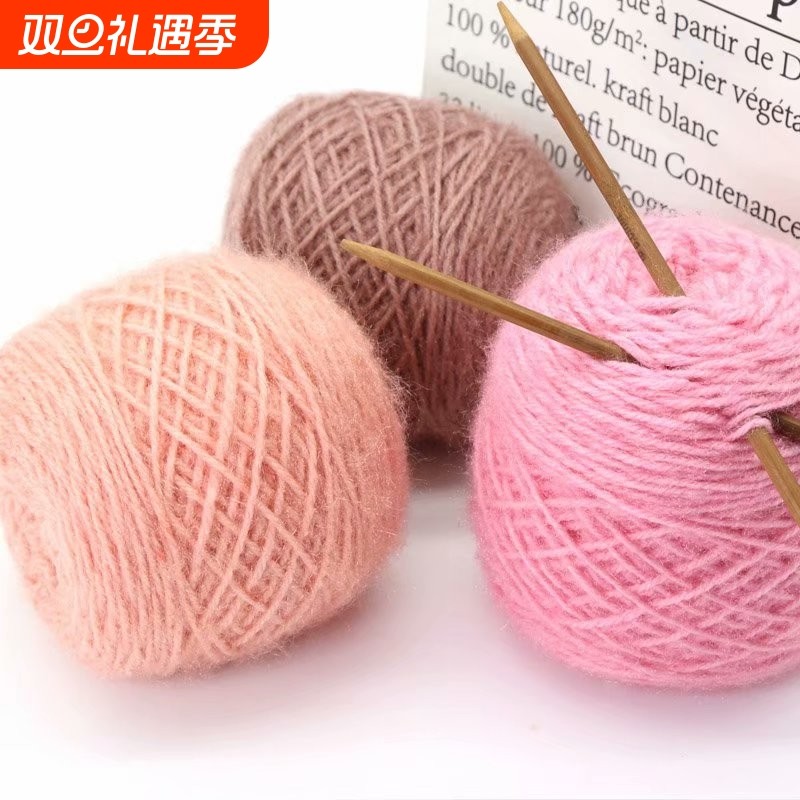 松鼠绒白色毛线团亮丝绒绒线黑手编帽子线围巾线外套中粗线