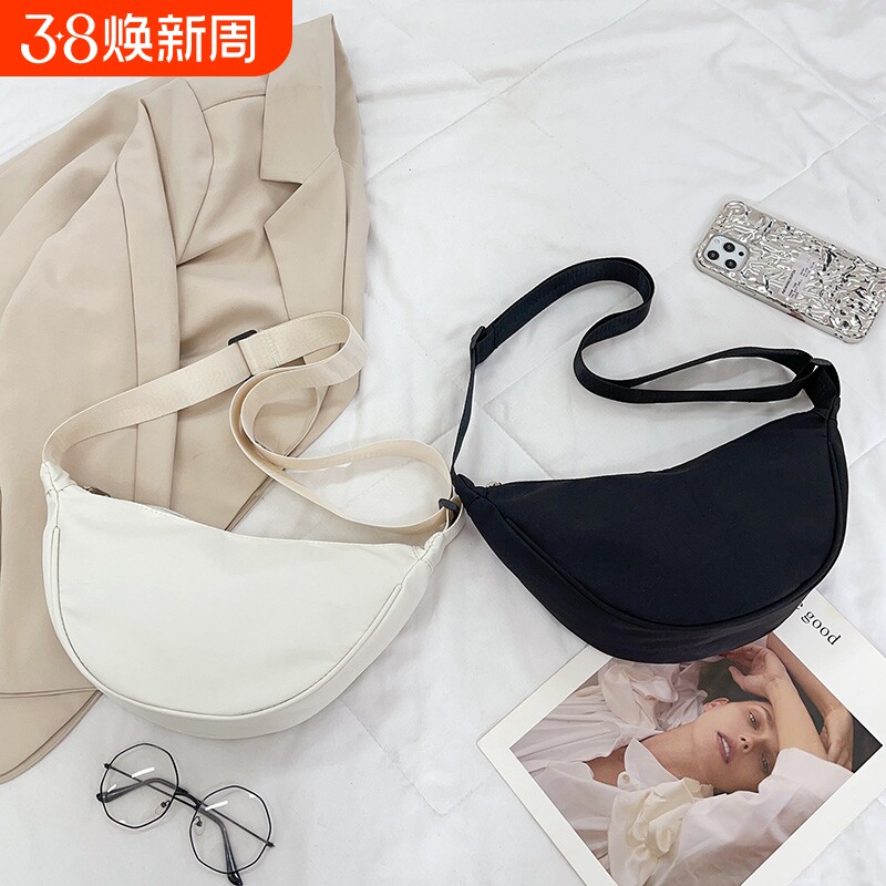 尼龙斜挎包轻便小挎包腋下包单肩包包女2023新款潮饺子包红色休闲