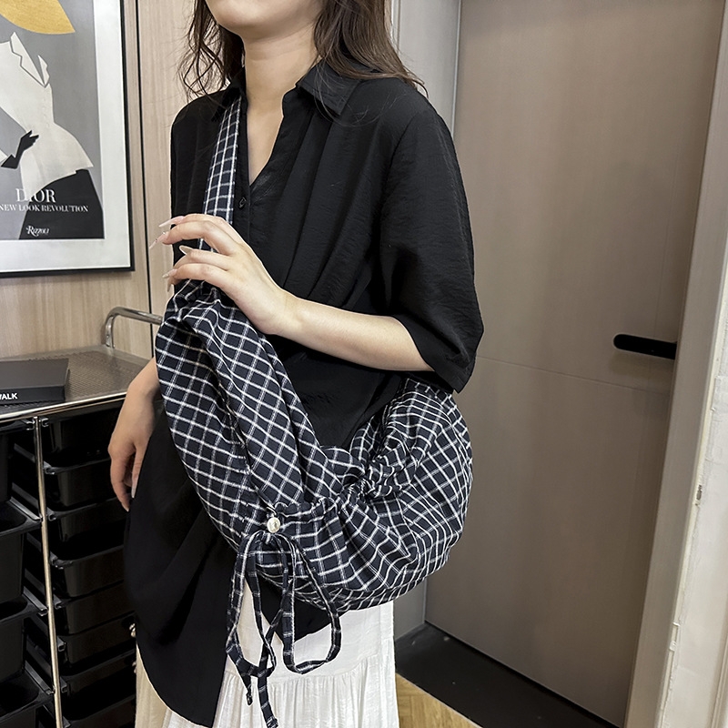韩系慵懒风女包复古蓝色格子抽绳帆布包百搭通勤大容量斜挎饺子包