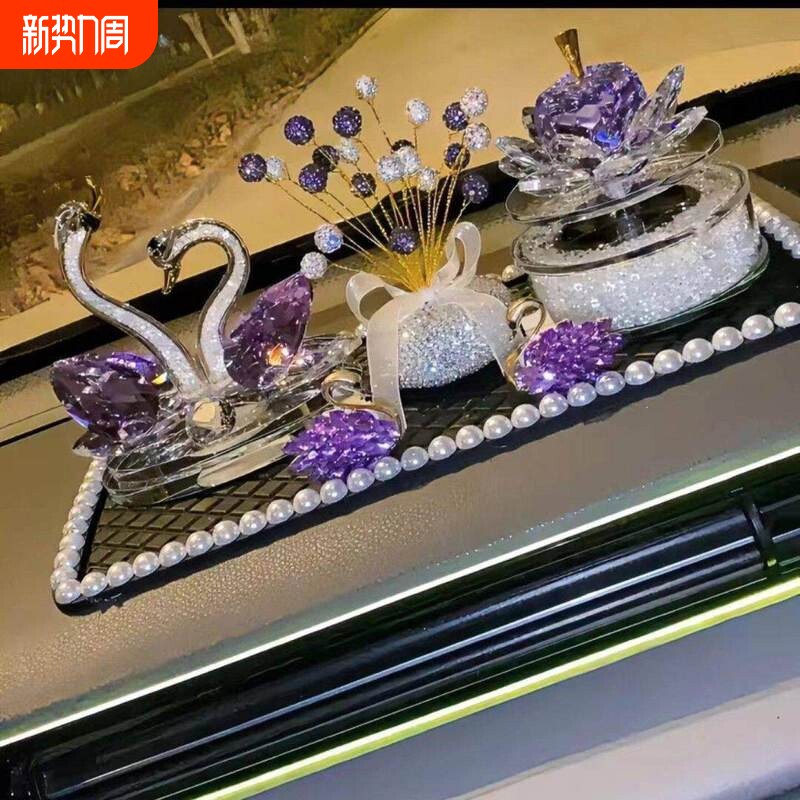 太阳能网红旋转车载莲花车内摆件香薰水晶可爱天鹅汽车红太阳装饰