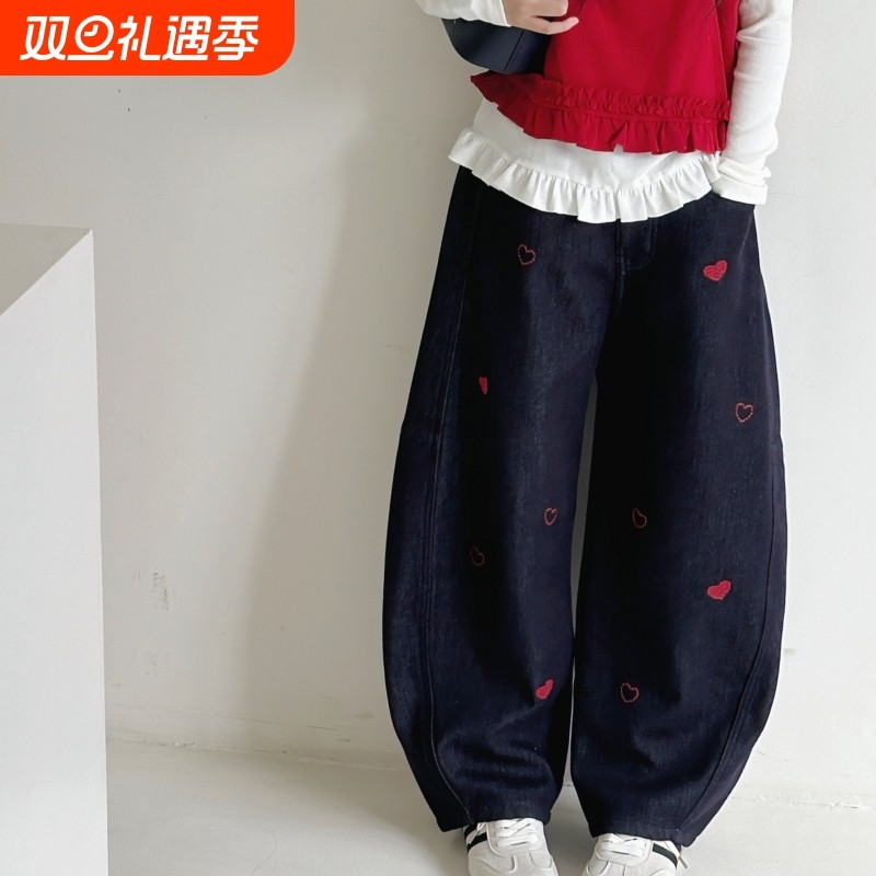 女童爱心刺绣牛仔弯刀裤