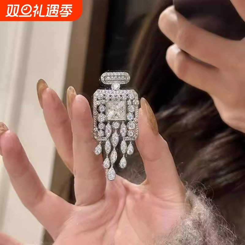 小香风~精致香水瓶胸针小众设计轻奢高级感高端大衣西服别针配饰
