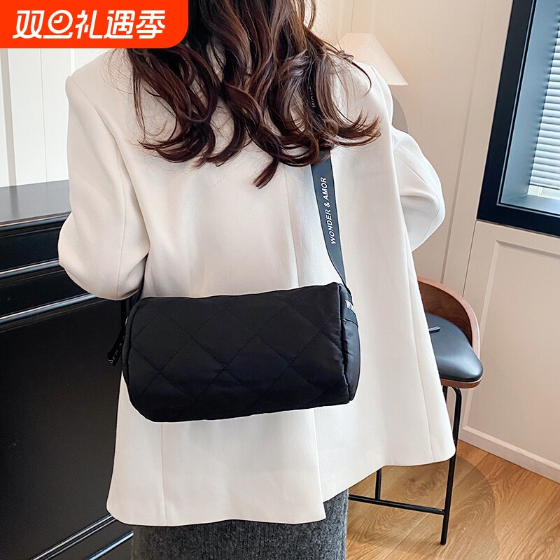 2026新款ins潮秋冬休闲菱格绣线单肩斜挎包枕头包高级感包包女