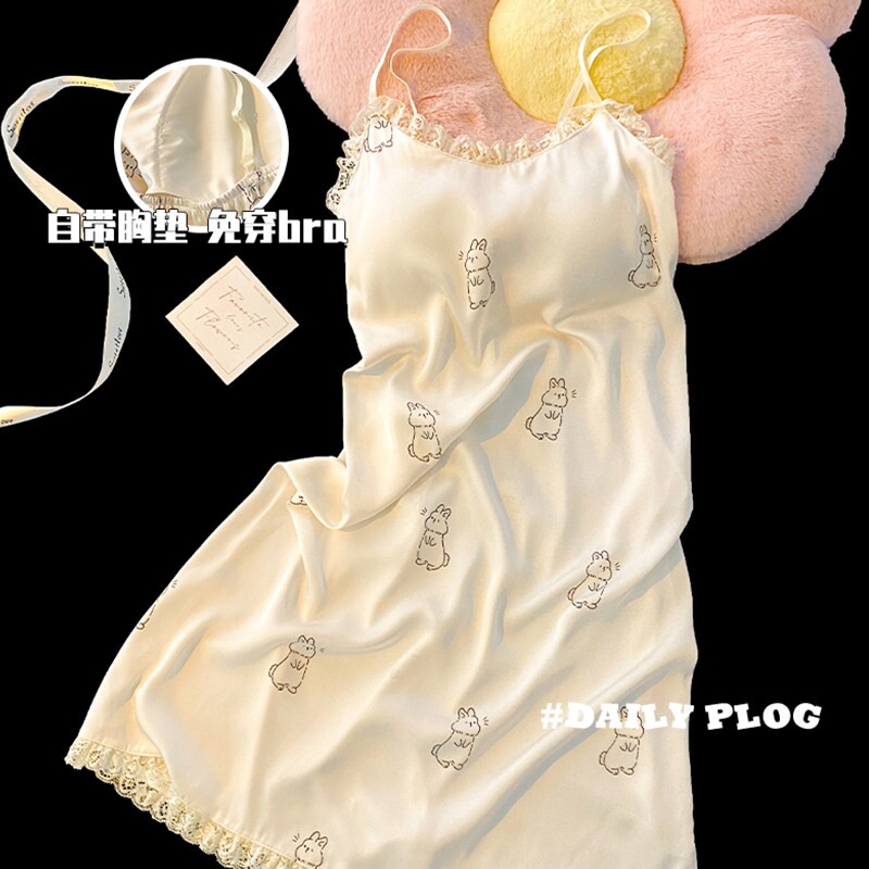 红豆奶乎乎冰丝绸睡裙女款夏季2026新款性感纯欲吊带睡衣带胸垫家