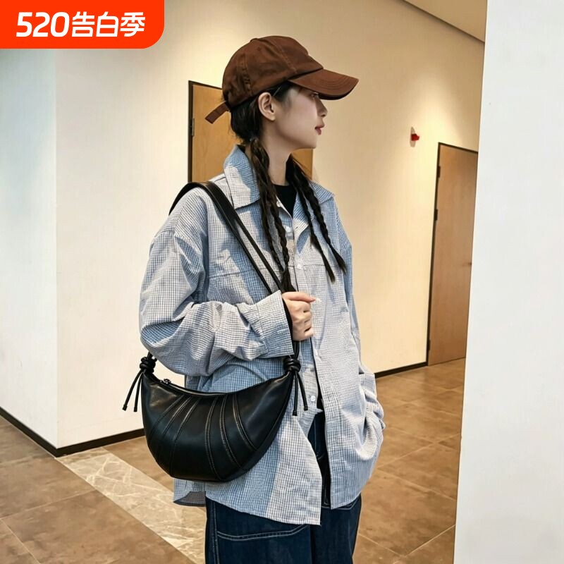 小众超火包包女款2026新款潮春夏高级感流行精致单肩包斜挎牛角包