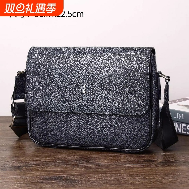 新款光面珍珠鱼纹男士单肩包横款翻盖斜跨包户外商务男包休闲