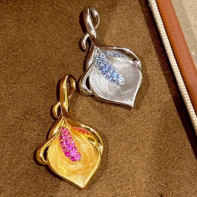 925轻奢复古红钻蓝宝石高级感花蕊马蹄莲拉丝项链几何吊坠锁骨链