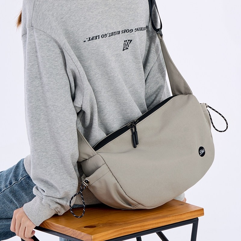 时尚休闲户外骑行百搭斜挎包休闲运动背包超轻单肩斜挎通勤邮差包