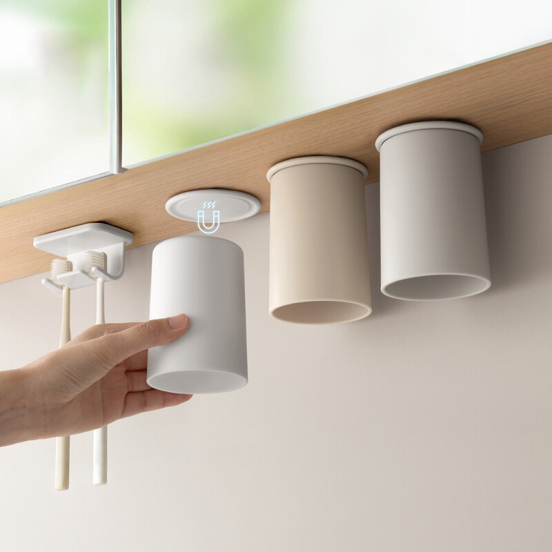 镜柜下磁吸漱口杯食品级刷牙杯子倒置家用悬挂牙刷牙膏收纳牙缸