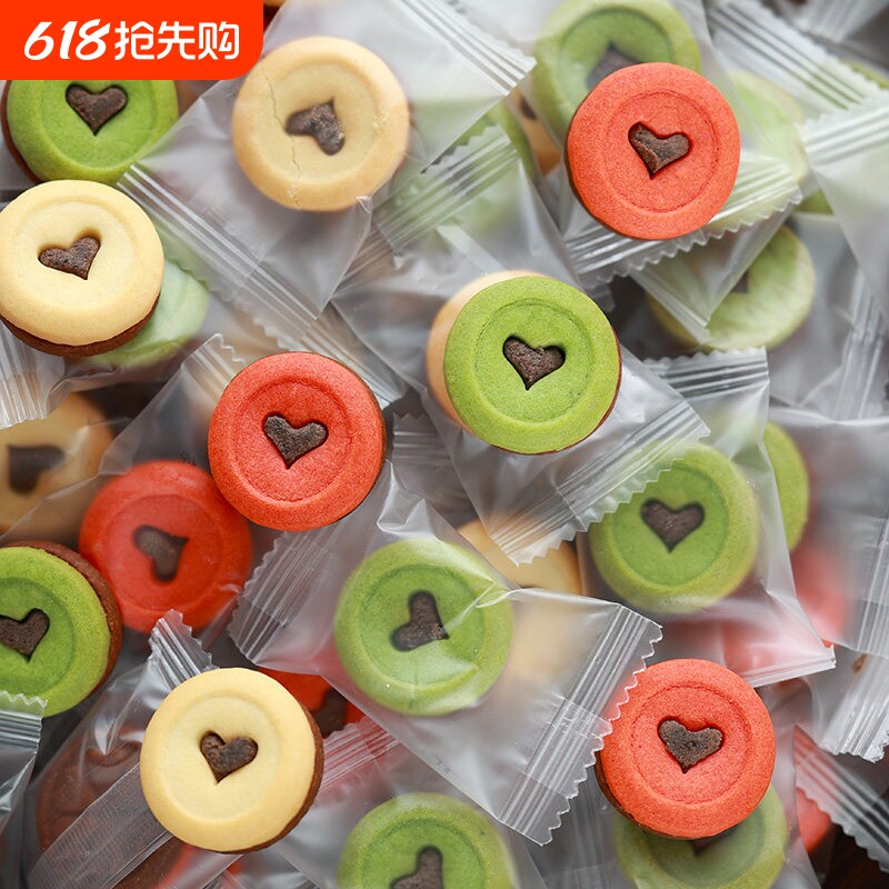 马卡龙夹心饼干巧克力爱心曲奇蛋糕装饰零食独立小包装整箱