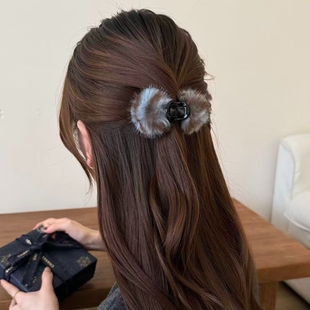 秋冬可爱毛球抓夹女高级感2025新款后脑勺小号发夹半扎鲨鱼夹头饰