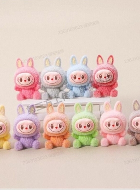 新款坐姿labubu植绒搪胶公仔办公桌立体摆件工位电脑桌面装饰摆件