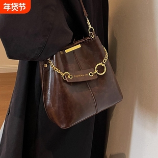 伊布古奇小包包女2025秋冬复古水桶包时尚洋气百搭斜挎包单肩黑色