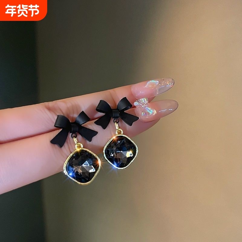 925银针抖音同款气质黑色蝴蝶结耳环女简约百搭方形水晶吊坠耳钉
