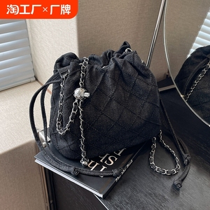 天彩翼飞链条包包高级感百搭水桶包2024新款牛仔布斜挎包单肩手工