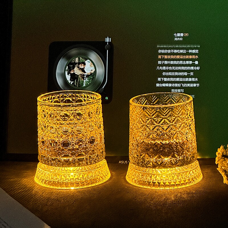 创意旋转威士忌酒杯水晶杯解压玻璃杯子高级不倒翁转转啤酒杯发光