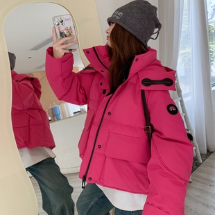 户外今年流行爆款高级感工装风玫红色连帽短款羽绒服女冬季小个子
