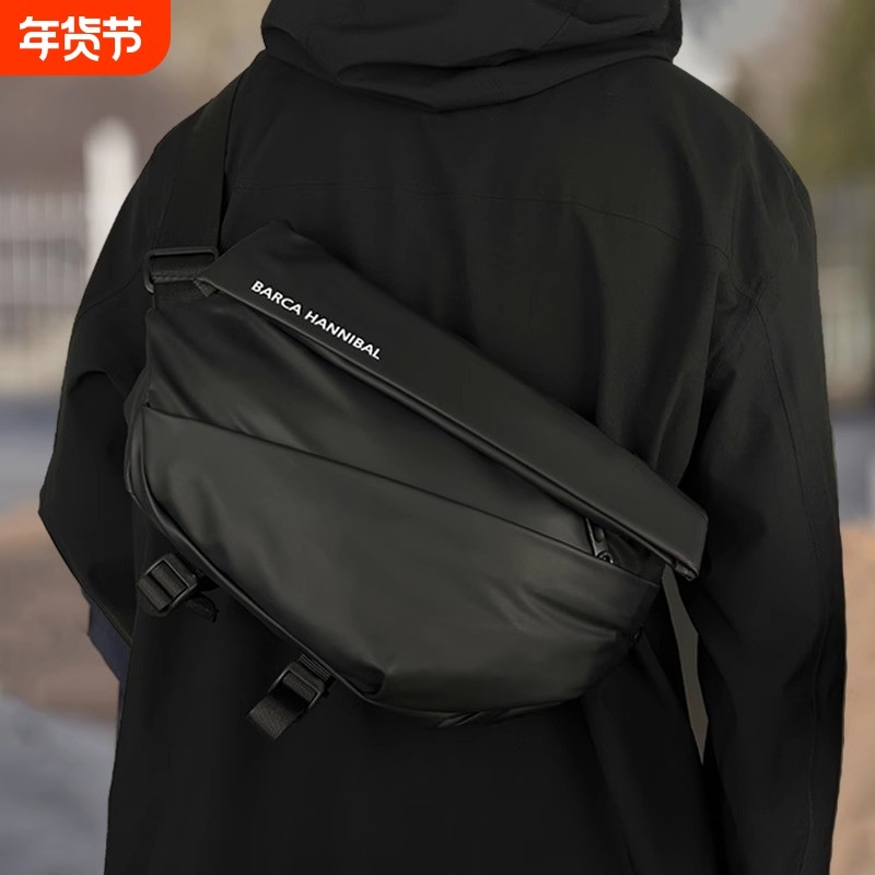 男士斜挎包通勤包胸包男款邮差包骑行包机车背包运动男生单肩包