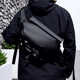 斜挎包男机能邮差包潮牌胸包女休闲腰包磁吸扣运动背包骑行单肩包