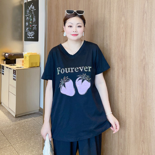 甜觅特大码女装2023夏装胖mm320斤时尚洋气草莓印花烫钻T恤DF