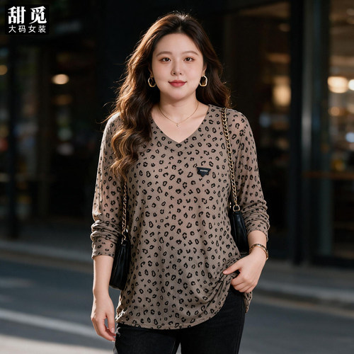 甜觅特大码女装300斤秋季胖mm长袖宽松遮肉显瘦打底豹纹V领针织衫