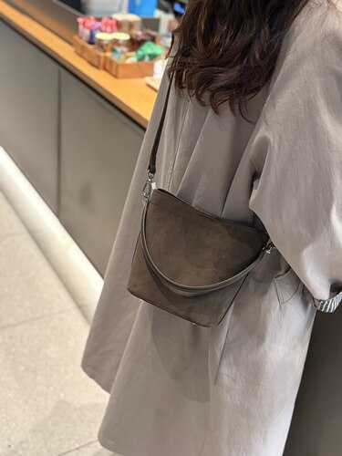 磨砂牛皮手提单肩简约小水桶包女