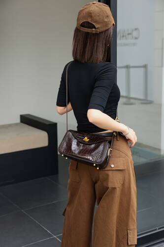 头层鳄鱼纹牛皮单肩锁扣小方包