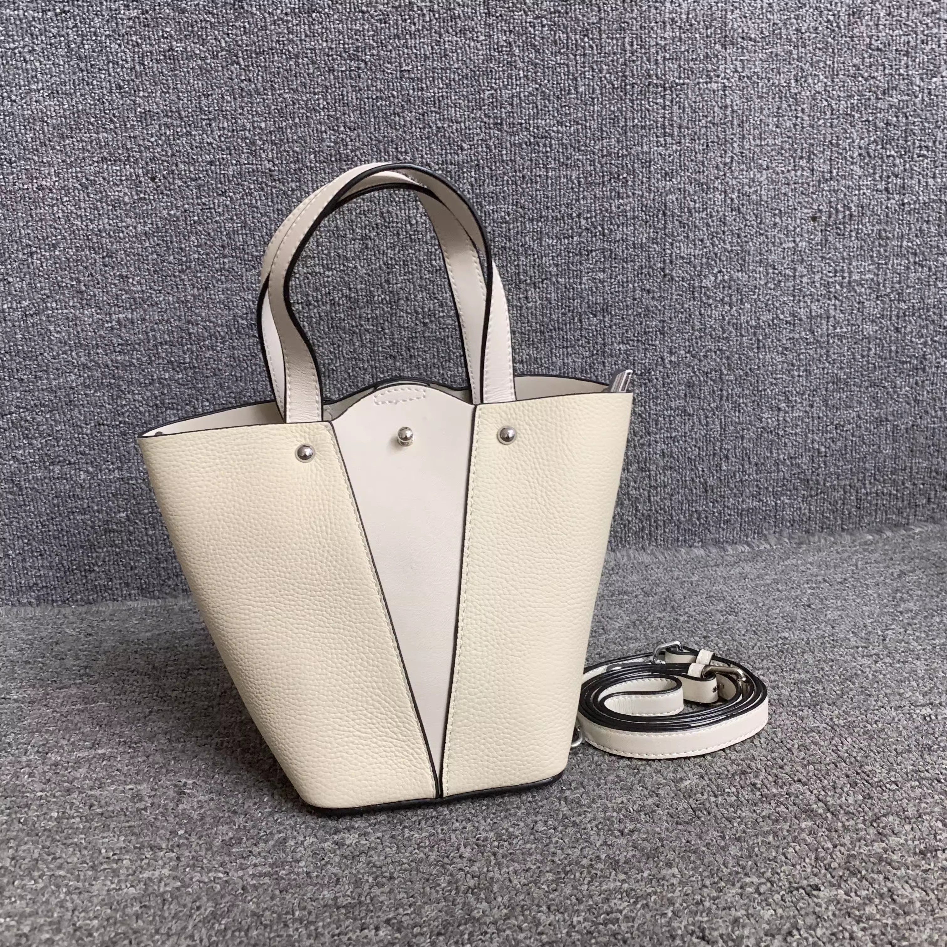 头层牛皮简约百搭时尚水桶包女