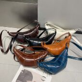 百搭时尚 新品 真皮女包韩版 头层油蜡牛皮潮女单肩斜跨牛角包饺子包