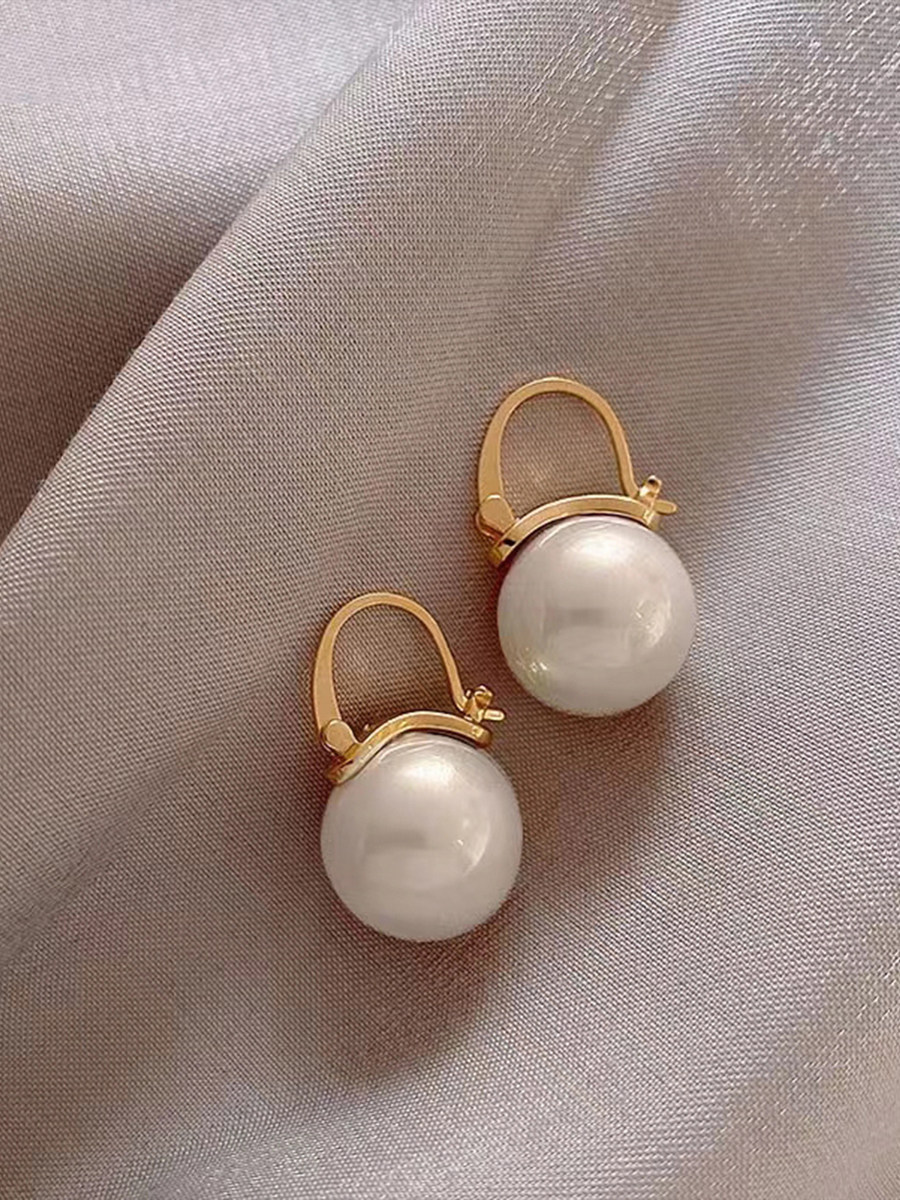 Large round pearl earrings with female temperament, high-end feel, light luxury earrings, earrings, 2026 new trendy items