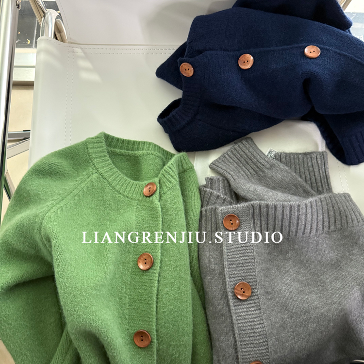 圆领纯色百搭针织开衫