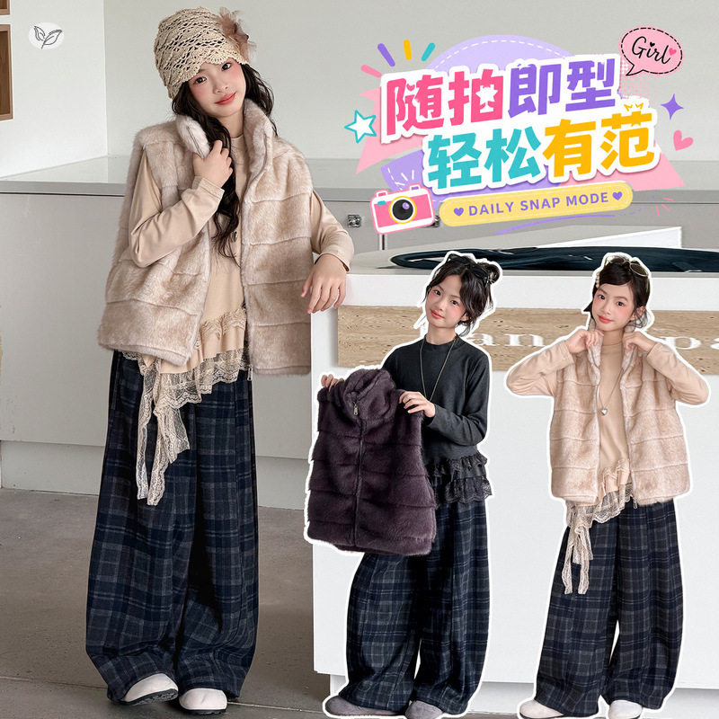 女童秋季氛围感穿搭仿皮草毛毛马甲蕾丝下摆打底衫格子阔腿裤套装图片